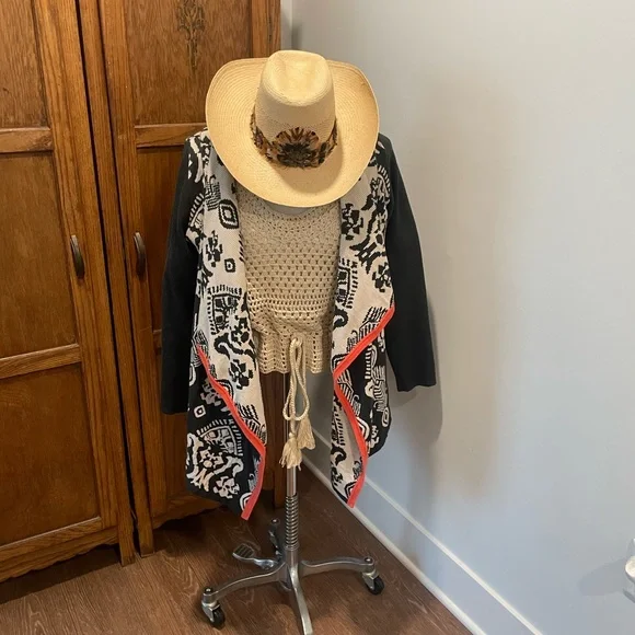 Elan Beige Crochet Blouse with White Sleeves - Picture 12 of 12